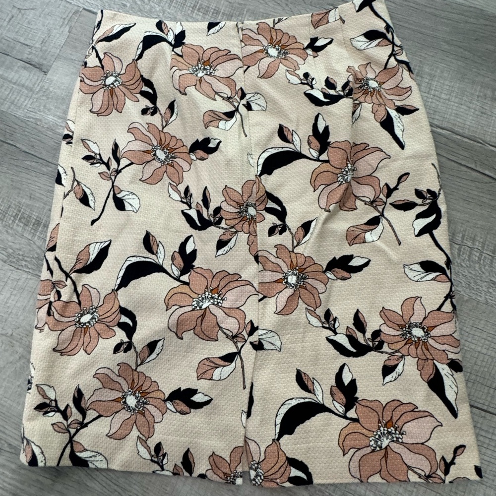 Ann Taylor knee length floral skirt- size 8P - Picture 5 of 7